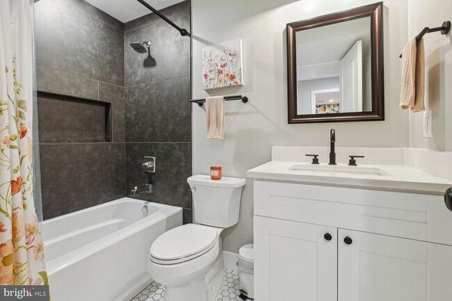 Building Photo - Available Now! Two Bed // Two Bath in Ecki...