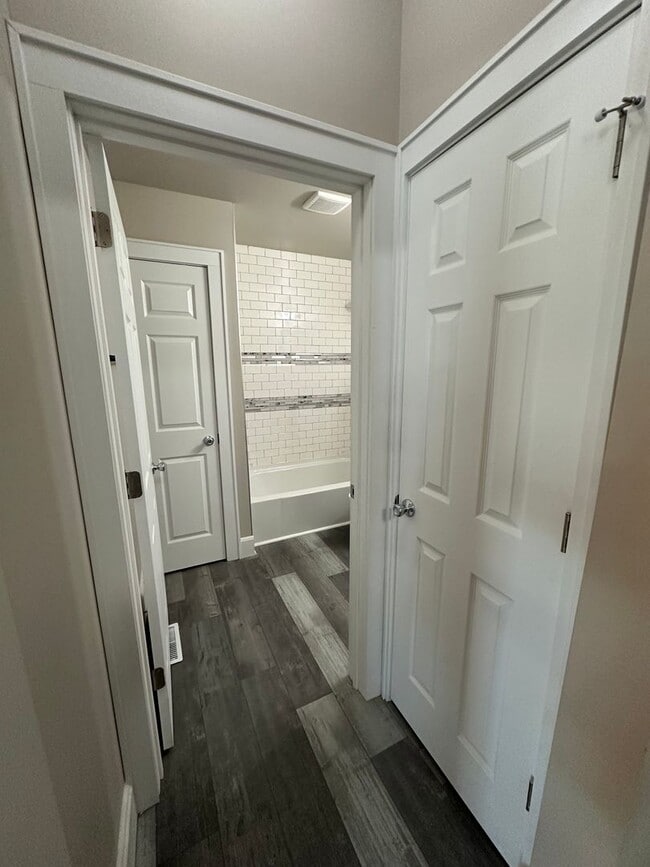 Building Photo - Large Open Concept 5BR/2BA Rent to Own Home