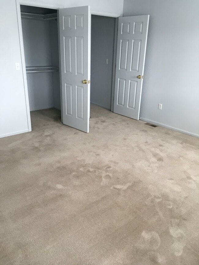 Building Photo - 3 BEDROOM, 2 BATHROOM TWIN HOME