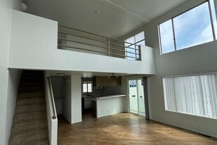 Building Photo - 712 9th St
