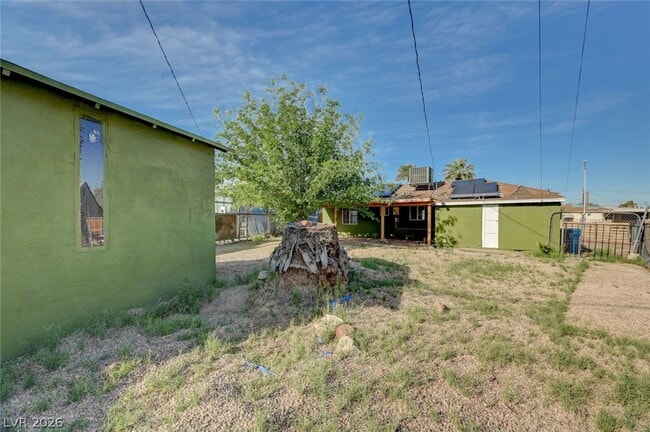Building Photo - 1720 E Carson Ave