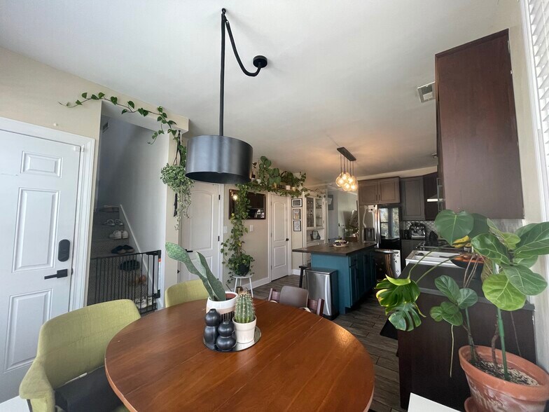KITCHEN BREAKFAST NOOK - 2742 N Lawndale Ave