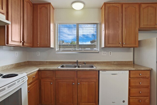 Building Photo - 111 N Walnut Ave