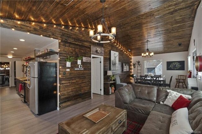 Building Photo - Move-In Ready 2 Bed / 2 Bath + Bonus Room & Den/Office