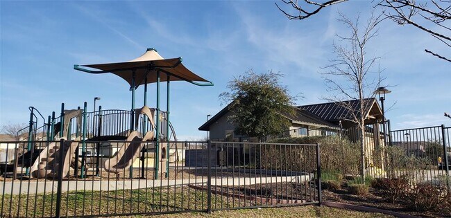 Building Photo - 2025 Langdale Ln