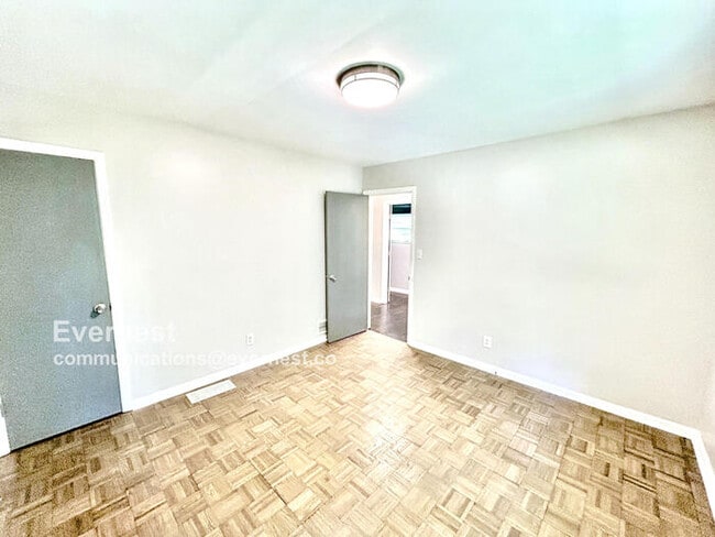 Building Photo - 1584 Camelot Cir