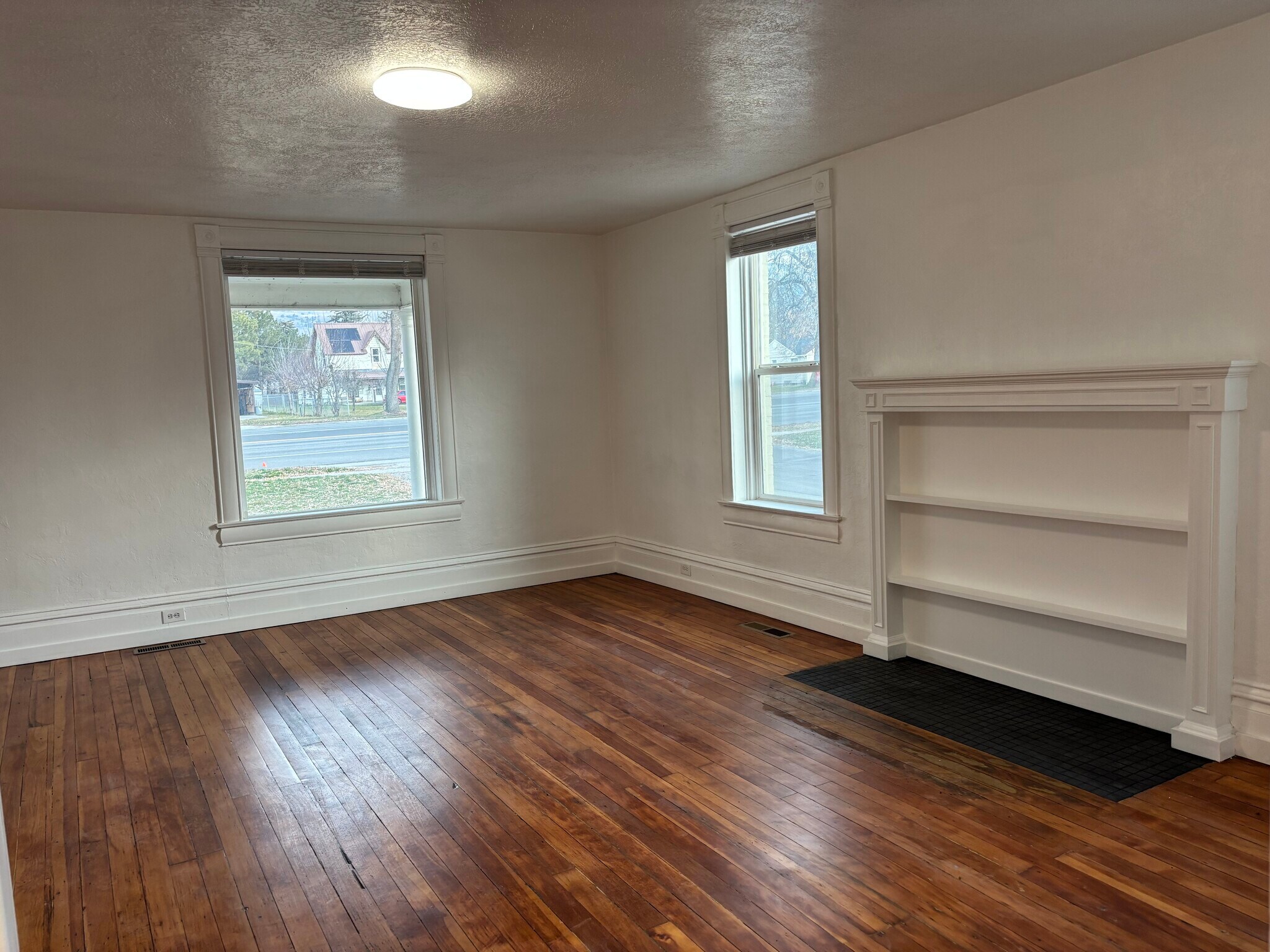 Building Photo - 245 N Main St