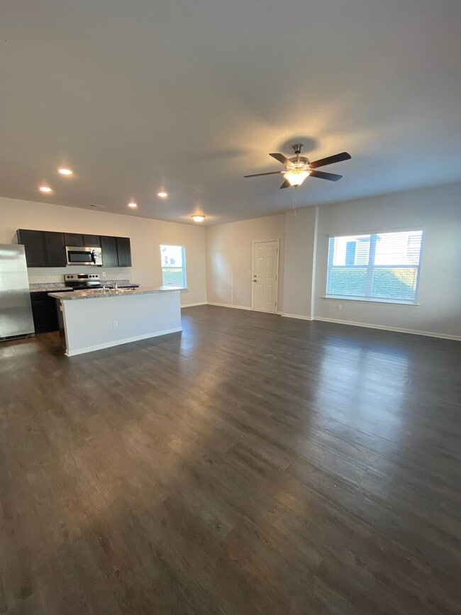 Building Photo - *Pre-leasing* Spacious Three Bedroom | Two and a Half Bath Home in Spring Hill