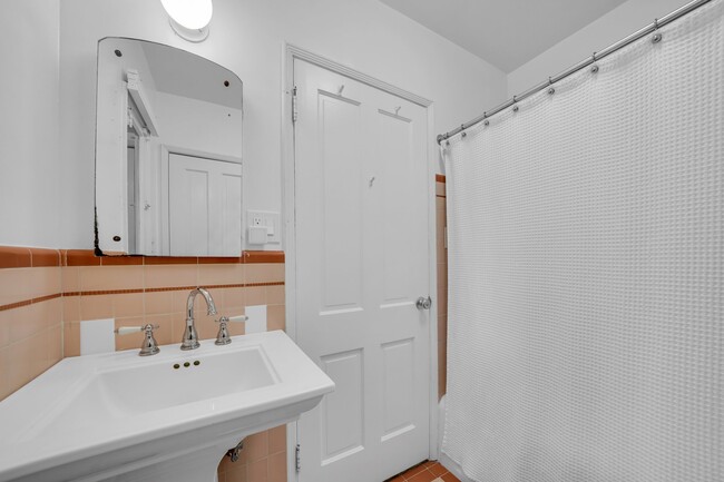 Building Photo - 7503 Willow Glen Rd