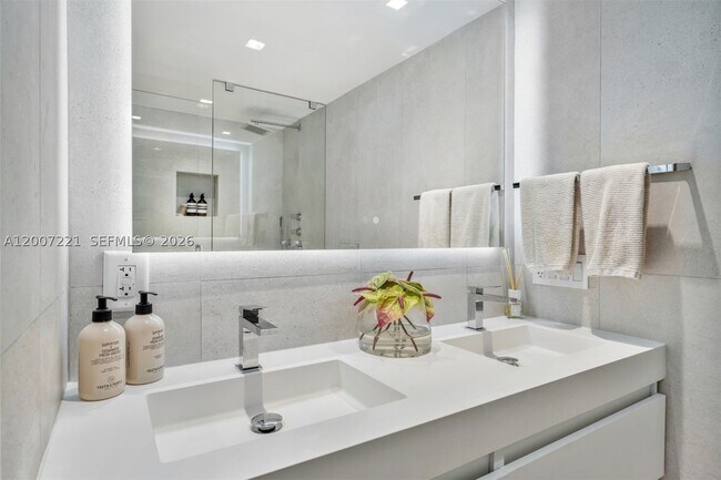 Building Photo - 2301 Collins Ave