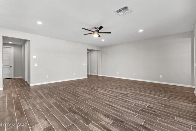 Building Photo - 1009 E Silver Ray Dr