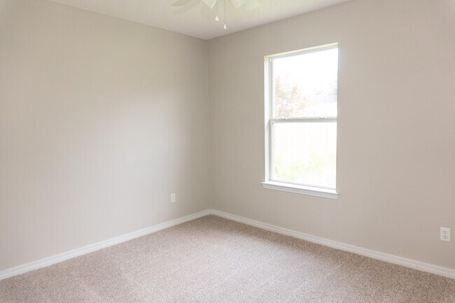 Building Photo - 465 Jillian Dr
