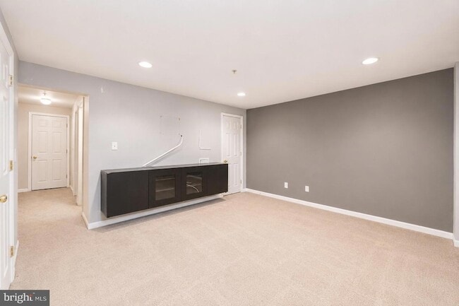 Building Photo - 638 Villager Cir