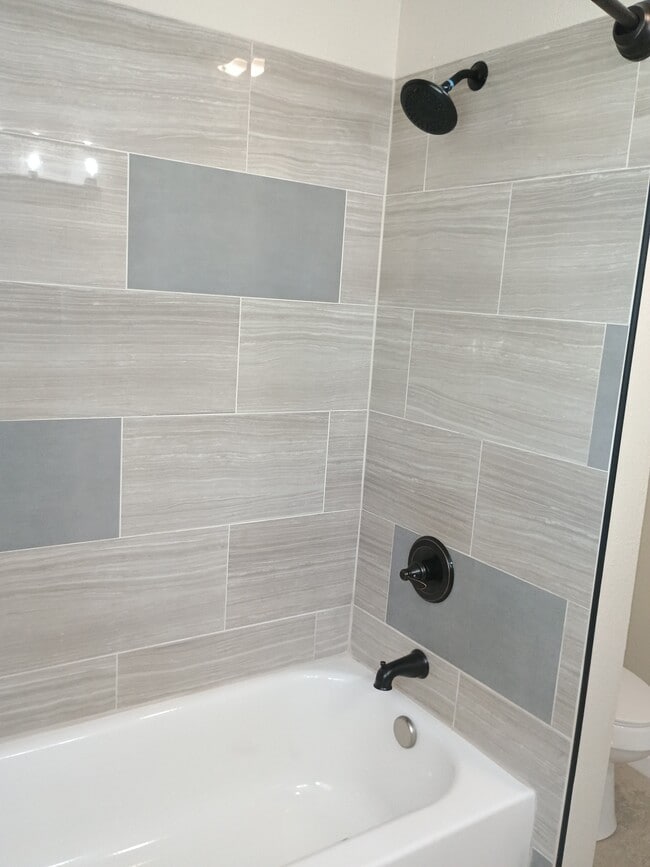 Building Photo - 1025 Valley View St