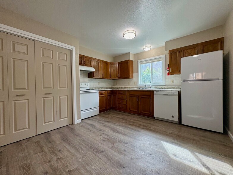 kitchen and pantry - 917 E 46th Ct