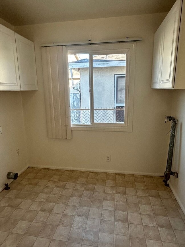 Building Photo - Large North Torrance House. Torrance Schools, Huge yard, 2 car garage hookups **OPEN HOUSE EVERY ...