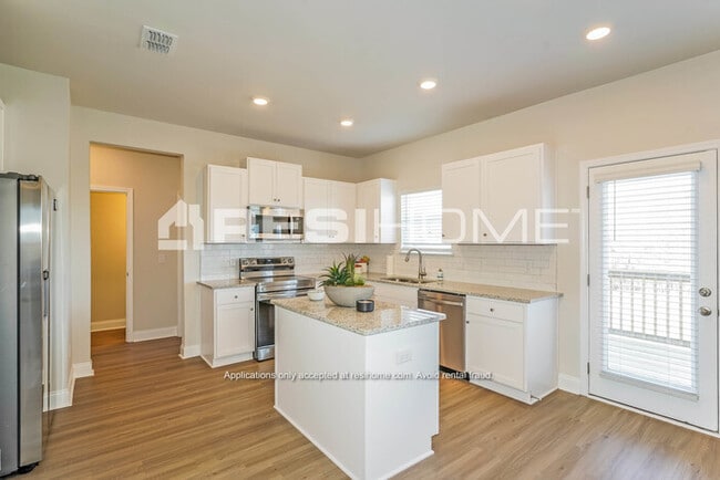 Building Photo - 900 Juniper Ln