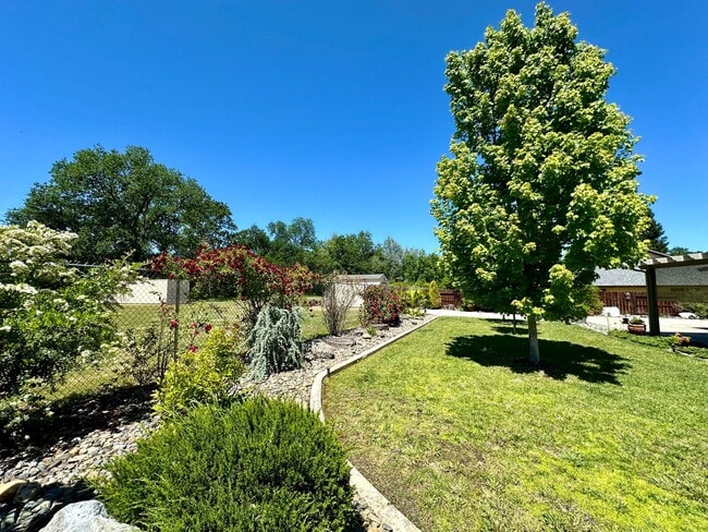 Building Photo - Beautiful well maintained home! Excellent ...