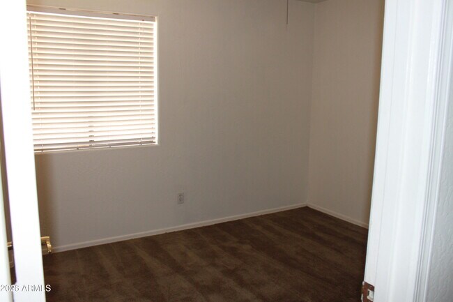 Building Photo - 921 S Val Vista Dr