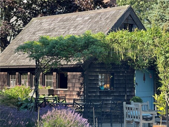 Building Photo - 68 Sachuest Way