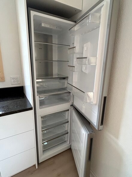 refrigerator - 217 N Franklin St