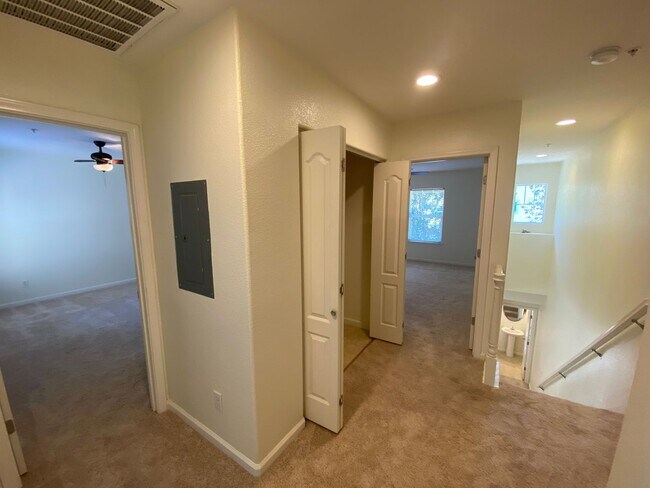 Building Photo - 3 Bed, 2½ Bath Two Story Condo in Natomas' Hampton Village