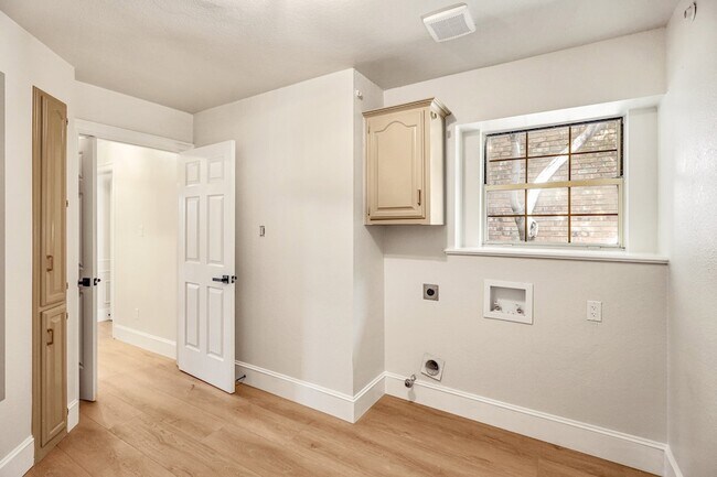 Building Photo - 2912 Bluffview Dr