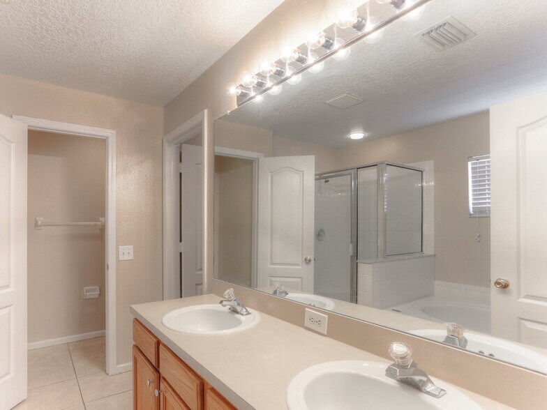 Building Photo - 10422 Hunters Haven Blvd