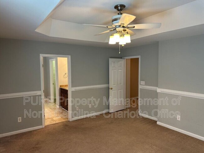 Building Photo - 6033 Queens Walk Ct