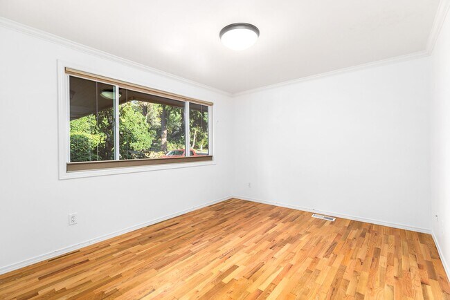 Building Photo - 4 bedroom 2.5 bath with office space.