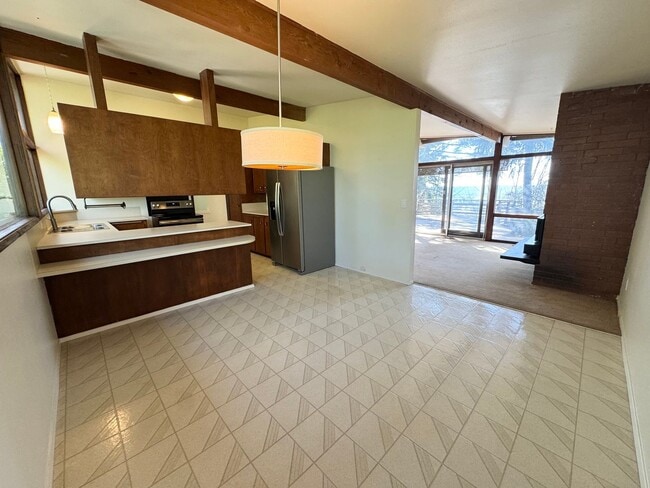 Building Photo - Mid-century modern view 3 bed house on top private drive with view of valley