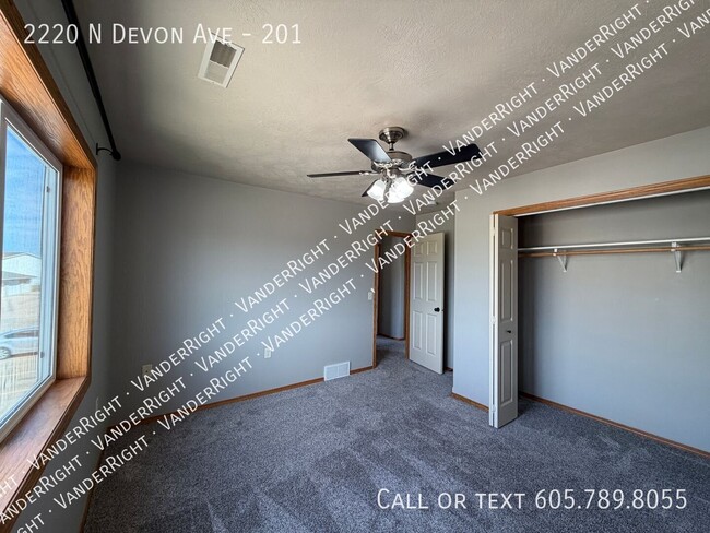 Building Photo - 2220 Devon Ave