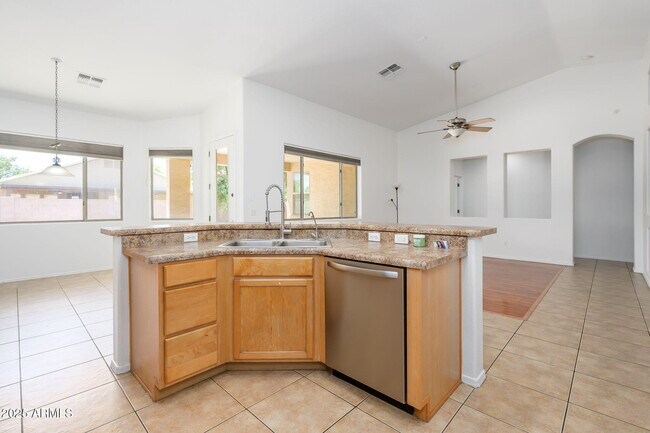 Building Photo - 3816 S Nantucket Dr