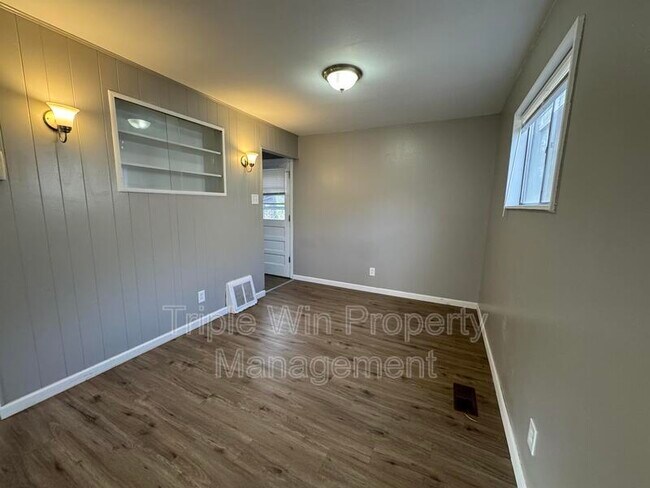 Building Photo - 227 Meadowcrest Dr