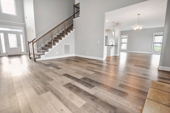 Building Photo - Pet Friendly Three Bedroom with Bonus!