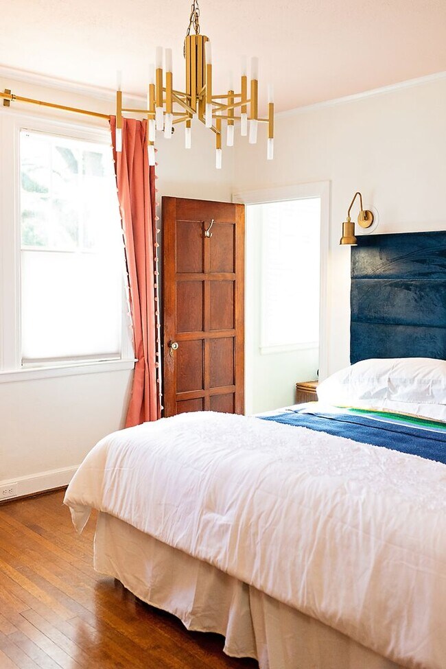 Building Photo - Bull St Bungalow