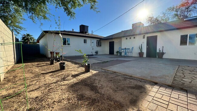 Building Photo - Renovated 4 Bedroom, 2 Bathroom Home in a Prime Phoenix Location!