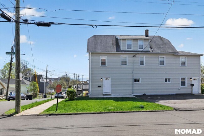 Building Photo - Charming 2BR Duplex in West Haven