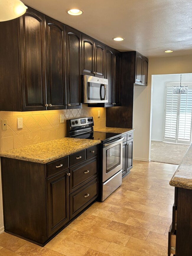 Building Photo - Gorgeous condo with Amazing Views!