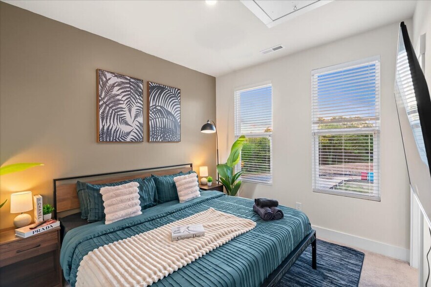 Building Photo - 2005 Clarksdale Dr