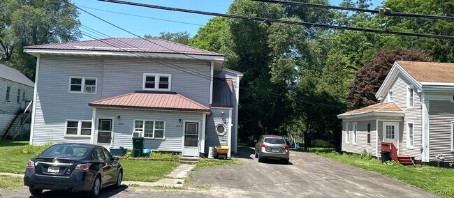 Primary Photo - 170 Oswego St