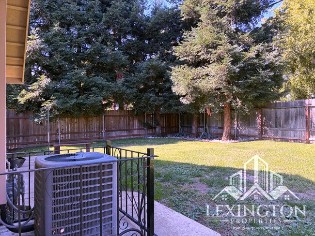 Building Photo - Lovely, 3BD/1BA Home, in Carmichael Neighb...