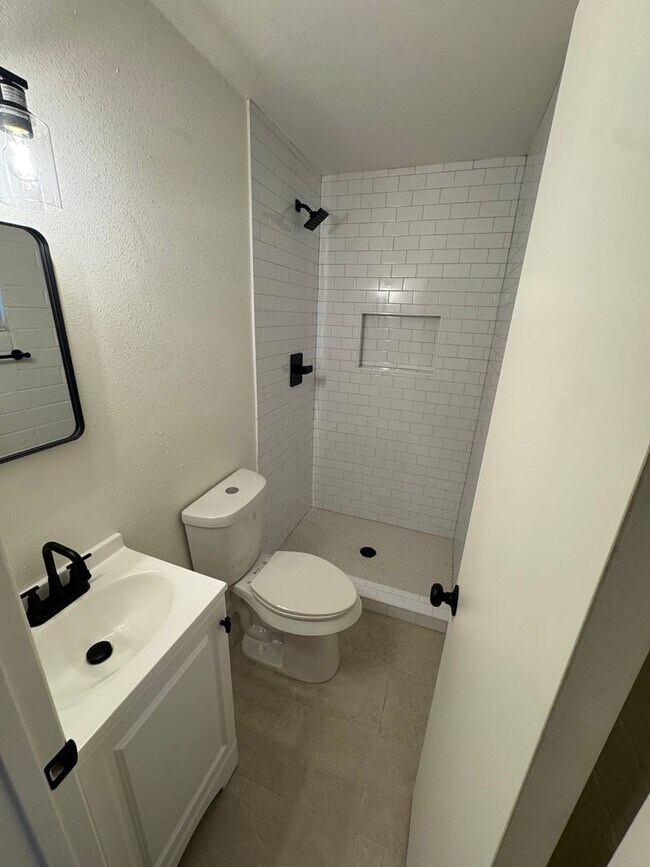 Building Photo - Fully upgraded home with garage!