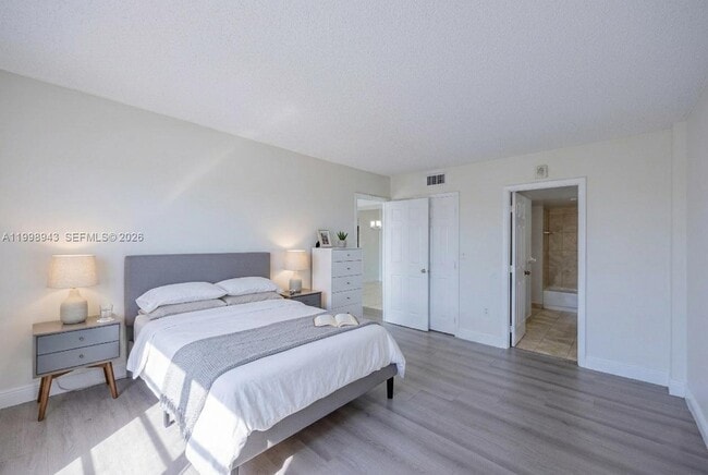 Building Photo - 4164 Inverrary Dr