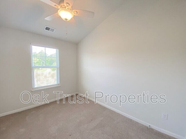 Building Photo - 121 Wild Holly Dr