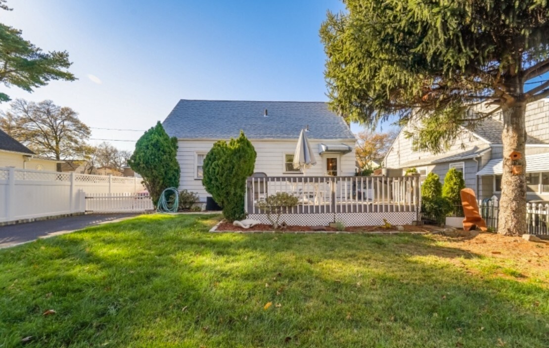 Building Photo - 391 Ward St