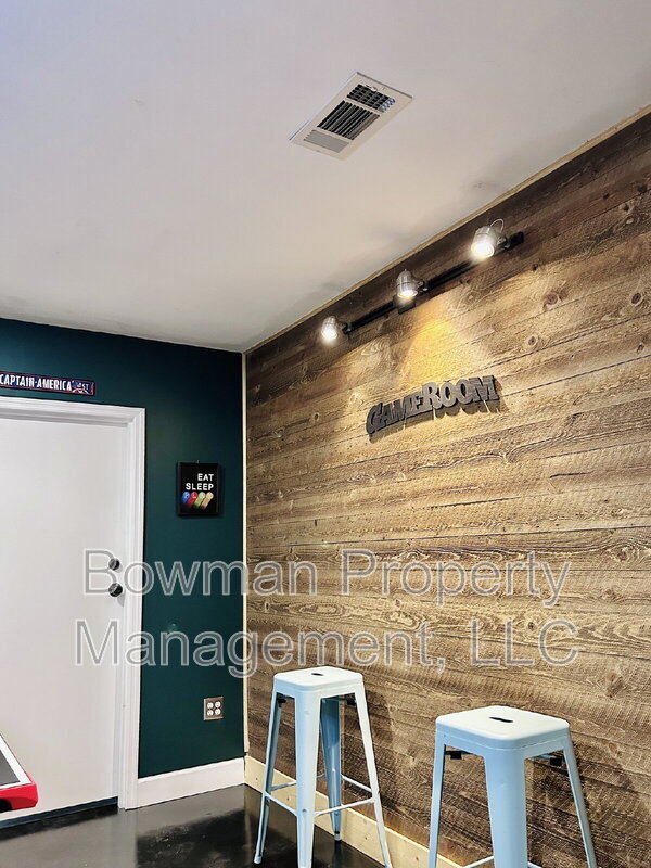 Building Photo - 255 Camelot Dr