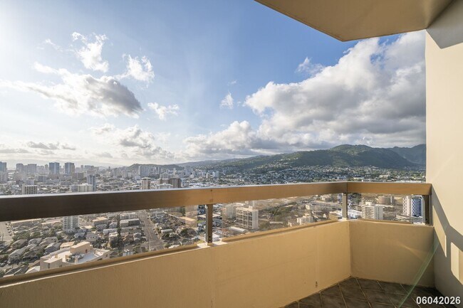 Building Photo - Luxury High-Rise Living on the 38th Floor