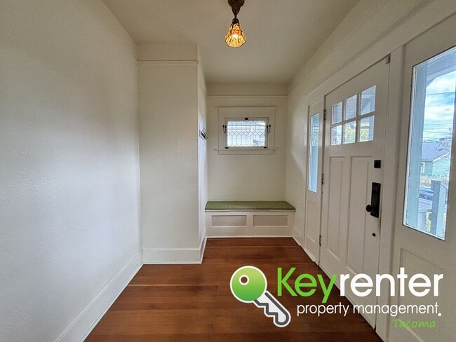 Building Photo - Charming 3-Bedroom Rental Home in Central ...