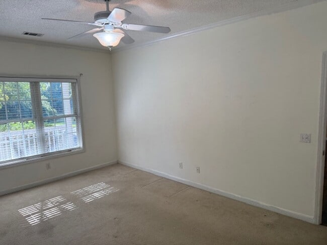 Building Photo - Freshly painted single story in popular We...